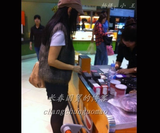杨钰莹玉女不老 粉色蓬蓬裙似少女