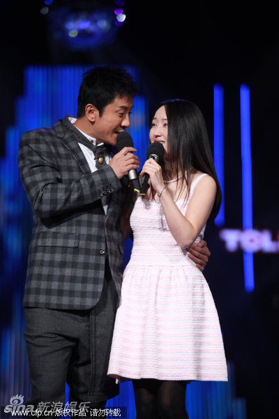 杨钰莹玉女不老 粉色蓬蓬裙似少女